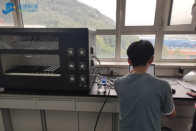 工程師對(duì)DS-72全自動(dòng)石墨消解儀現(xiàn)場安裝